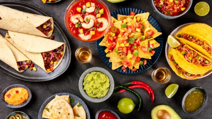 Nếu chỉ được phép ăn đồ ăn của một quốc gia trong suốt quãng đời còn lại, Mexico là lựa chọn thông minh, CNN ca ngợi khi nói về nền ẩm thực của đất nước này. Trong các món như enchiladas (bánh ngô cuộn phô mai nướng), tacos (vỏ là bột mì, ngô chiên giòn và bên trong là nhiều loại nhân), helados (kem) và quesadillas (bánh tortilla nhân phô mai hoặc thịt, đậu, rau), bạn sẽ tìm thấy vị ngon của món salad Hy Lạp, hương vị cà ri Ấn Độ, vị cay của món Thái, ... Ảnh: Enjoy Plovdiv